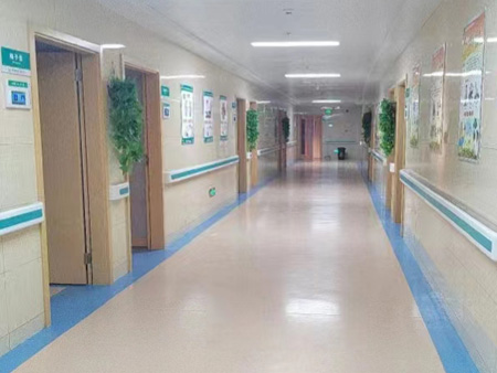 医院走廊扶手安装案例